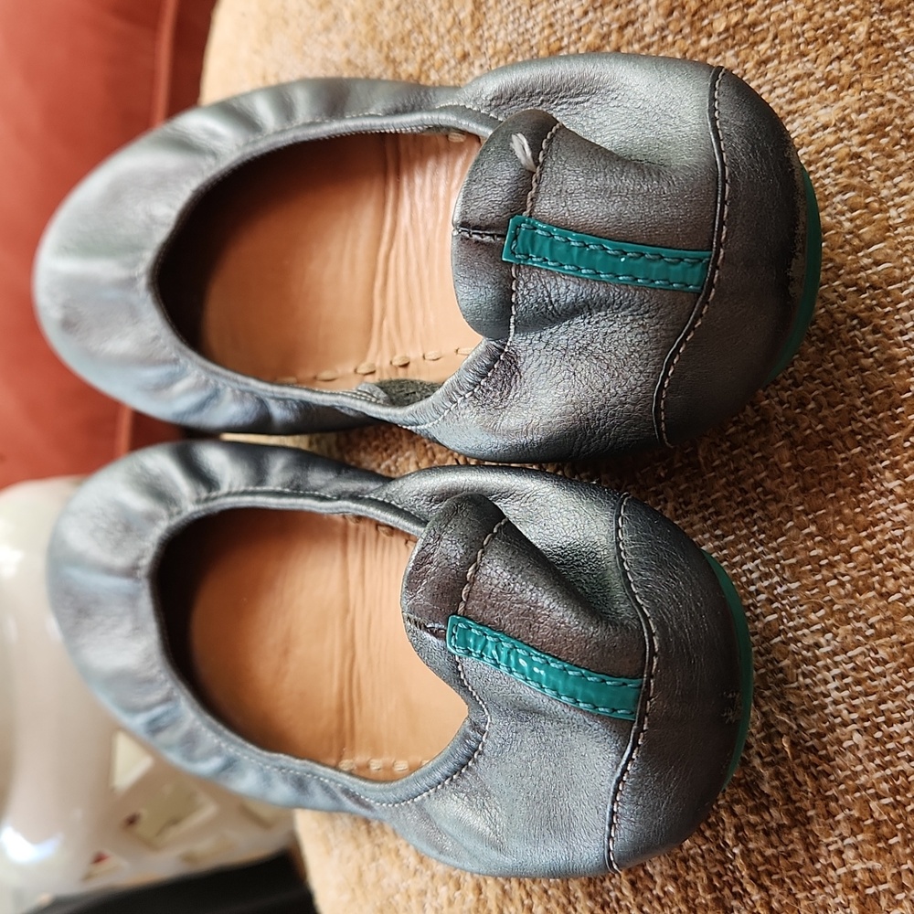 Tieks women's ballet flats size 8-USED. Color is a metallic dark gray.